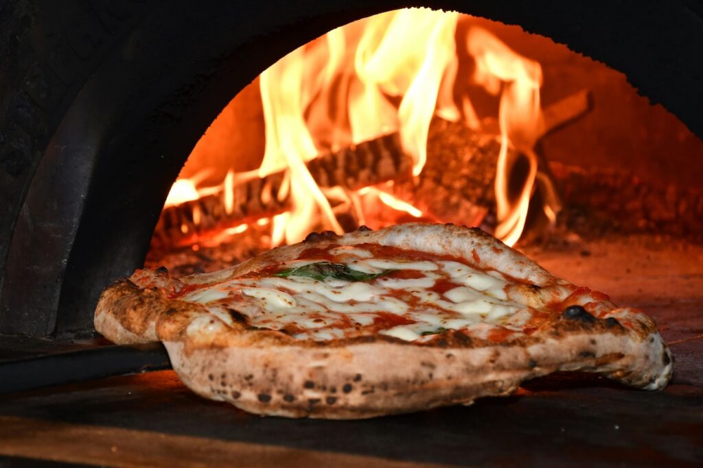 Pizza napolitaine artisanale avec bord alvéolé
