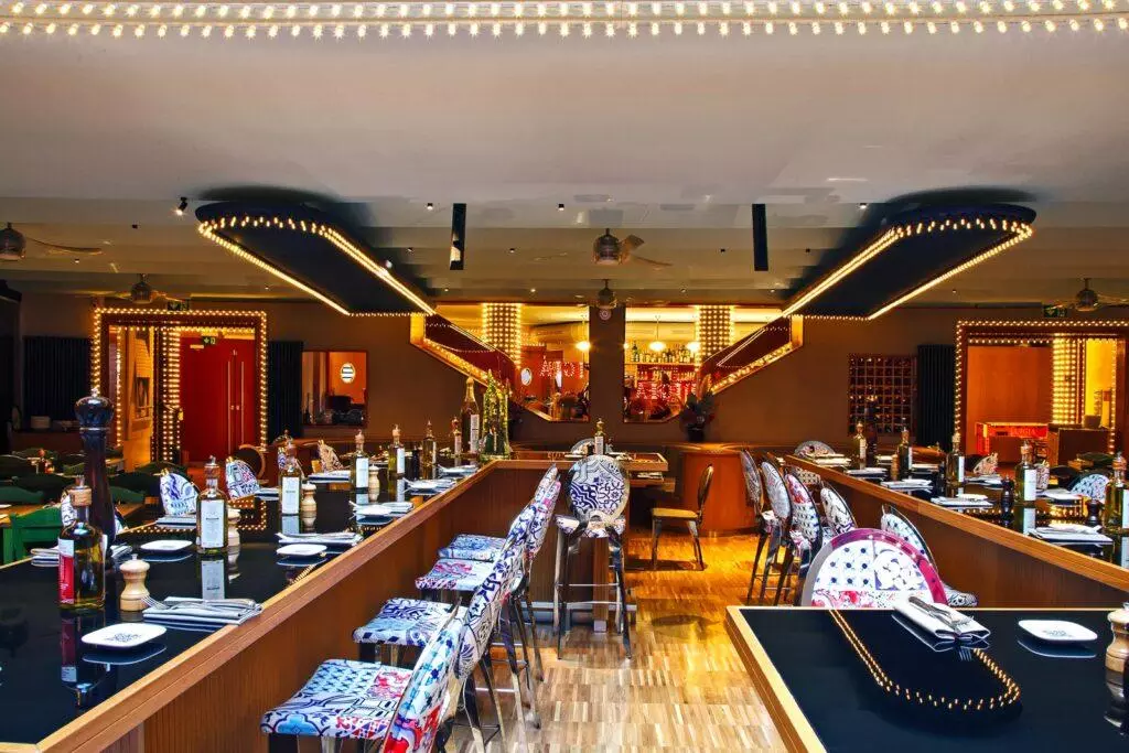 Décoration moderne et chaleureuse du restaurant italien Luigia à Lausanne proche du lac