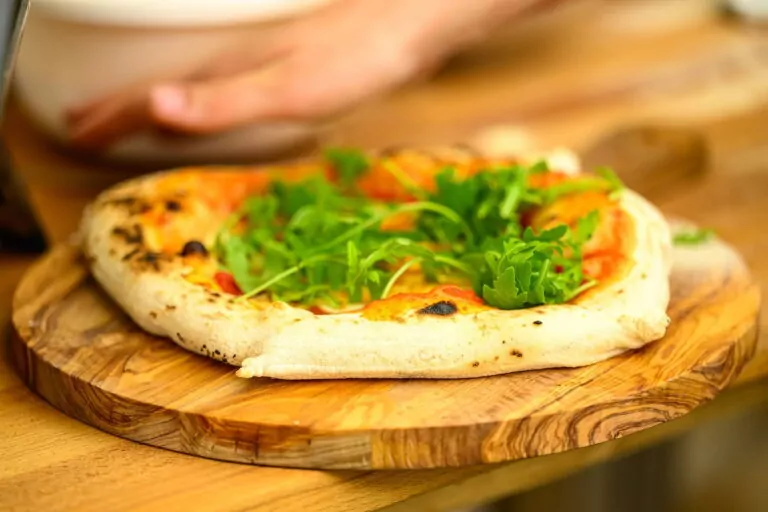 pizza napolitaine authentique cuite au feu de bois